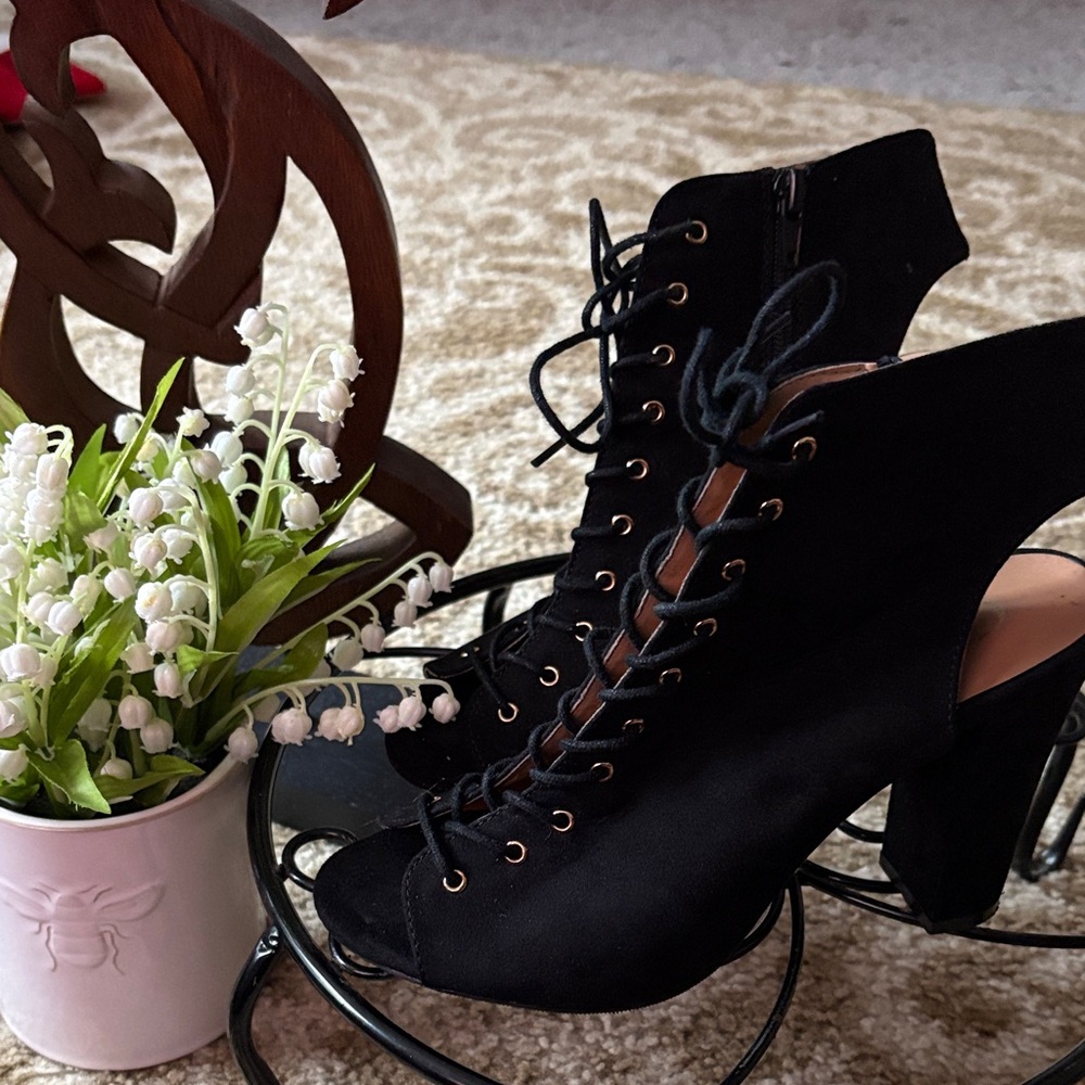 Groove Black Lace-Up Women's Boots